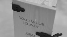 Ladda och spela upp video i Gallerivisaren, Valhalls Elixir - Swedish Gold - presentförpackning med chilisåser med läckra svenska smaker
